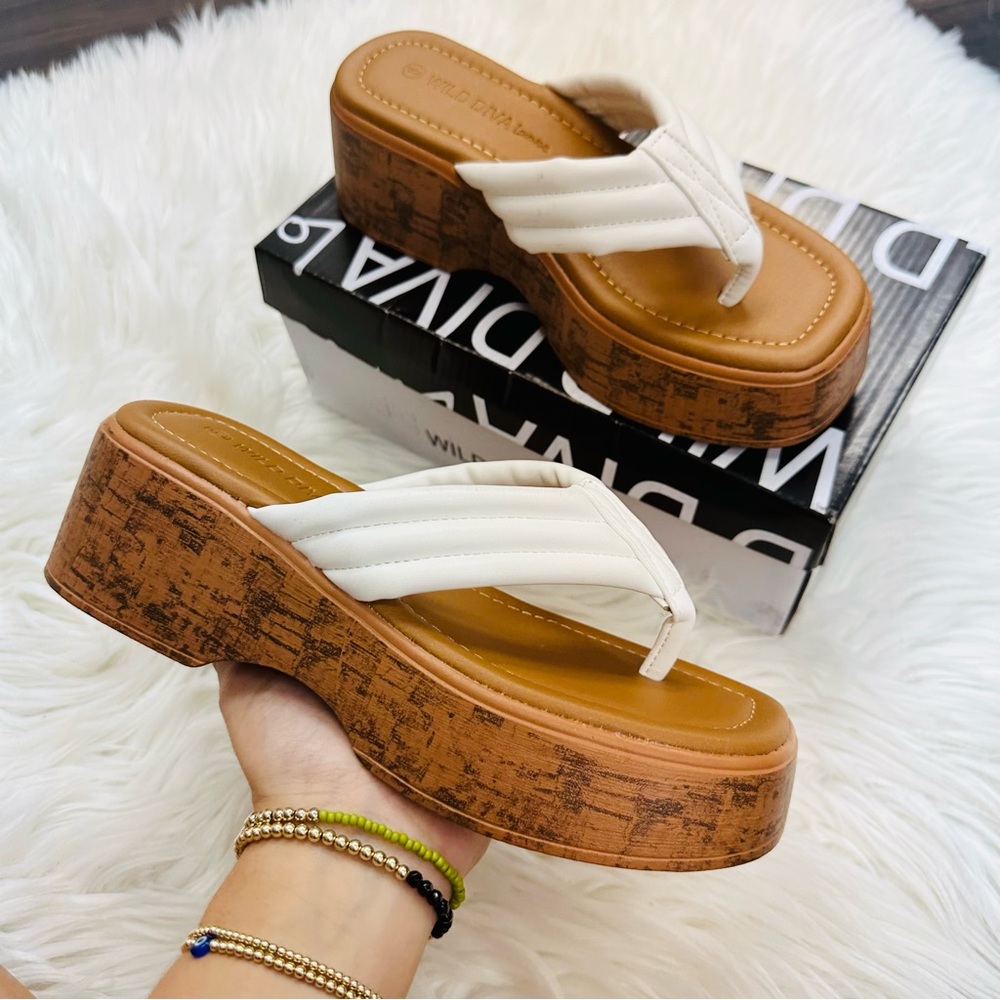 Wild Diva White and Tan Platform Sandals NIB - Picture 5 of 6